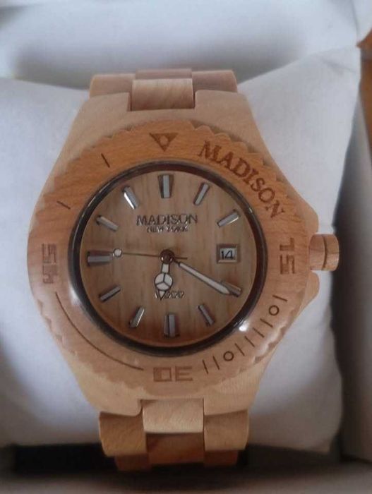 à venda:
relógio muito bonito em madeira da marca MADISON NEW YORK.