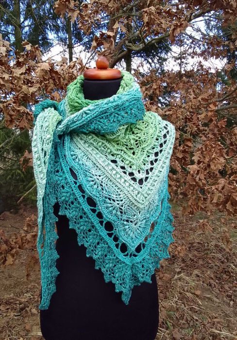 Chusta "Libra" wykonana na szydełku