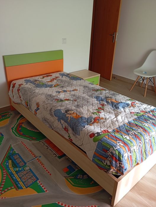 Cama de solteiro completa com mesa de cabeceira