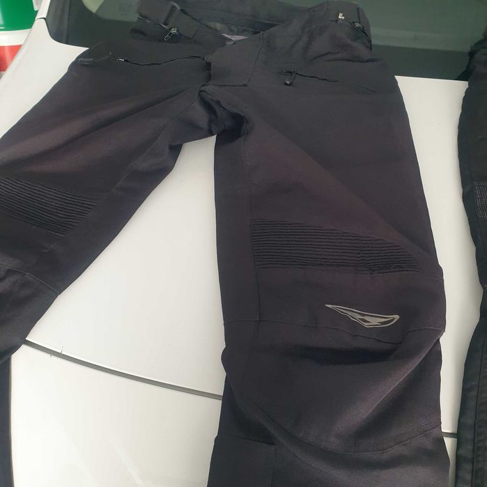 Equipamento de proteção para moto, em muito bom estado.