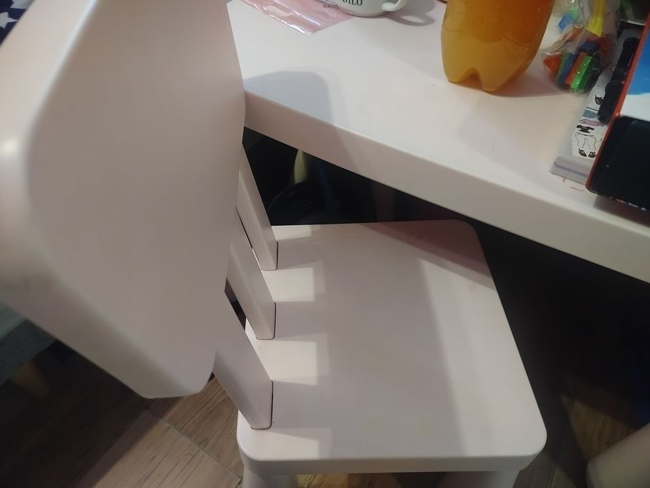 Krzesło i stolik Ikea mamut różowe