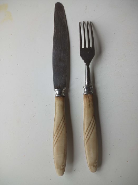 Komplet nóż widelec ornament biały bakelit kość słoniowa ruskie ZSRR