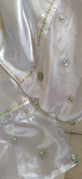Echarpe prateada com lantejoulas