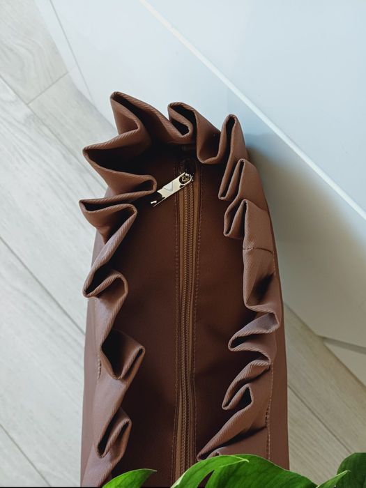 O Bag Standard, brązowy organizer z falbanką do torebki