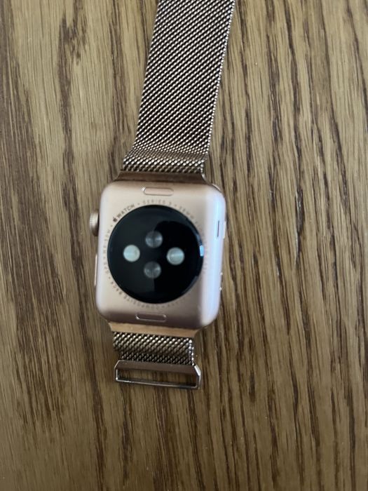 Apple Watch 3 золотого кольору