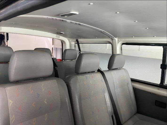 Volkswagen Transporter T5 — 04/2006 — 9 lugares Excelente Mecânica