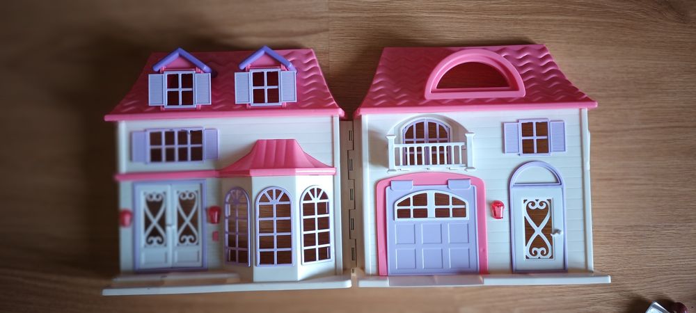 Casa de bonecas que abre e fecha