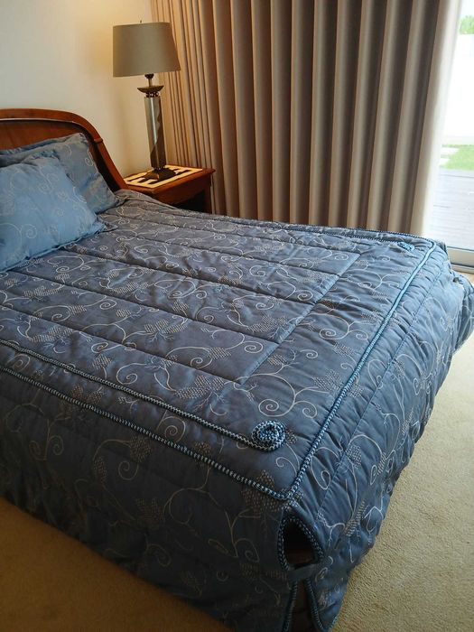 Colchão_Edredon de cama de casal e 3 almofadas