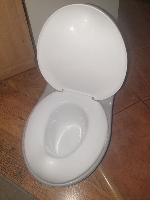 Nocnik jak prawdziwa toaleta, odgłos wody, światełko