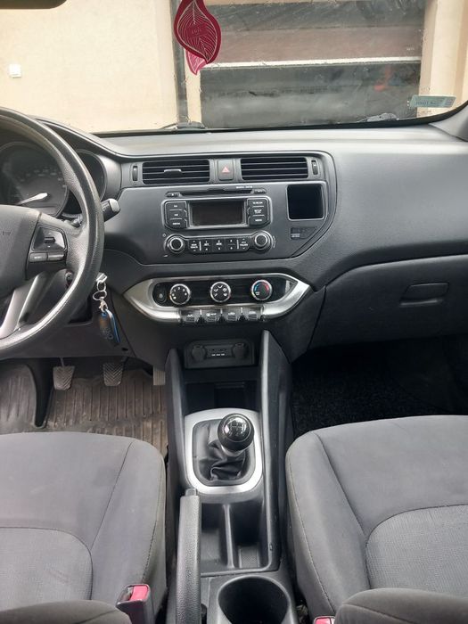 Kia Rio rok 2011 czarny benzyna