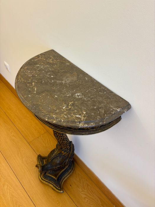 Mesa de apoio antiga, peixe, madeira dourada