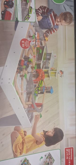 Stolik do zabawy z torami i pociągiem
