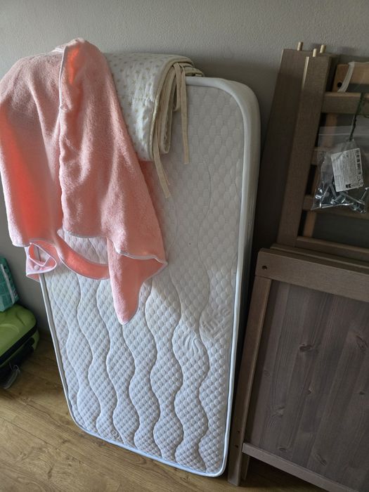 Berco ikea sundvik e colchao , td em bom estado