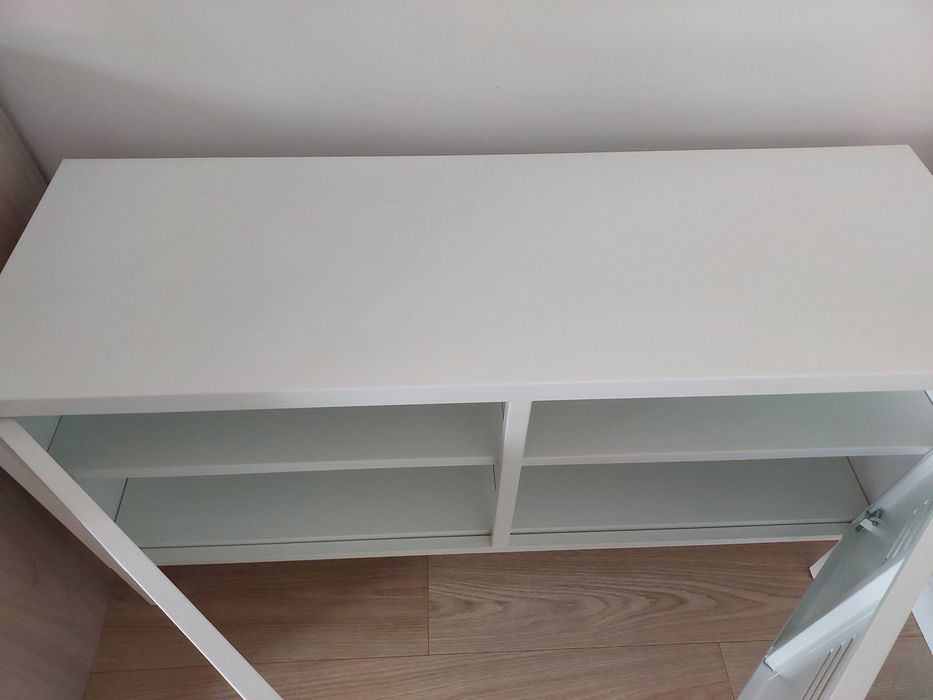 Lekka szafka z białego metalu