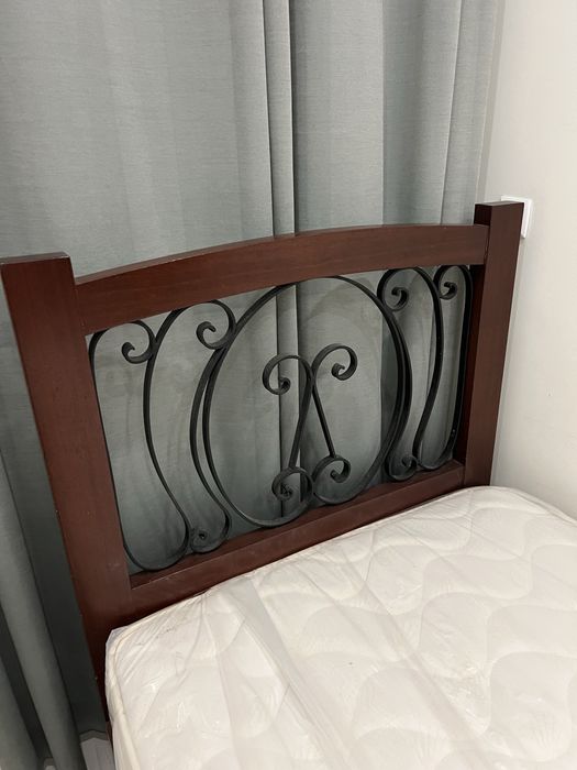 Cama de Solteiro com colchão incluído em Madeira Cor Mogno com Cabeceira em Ferro – Excelente Estado