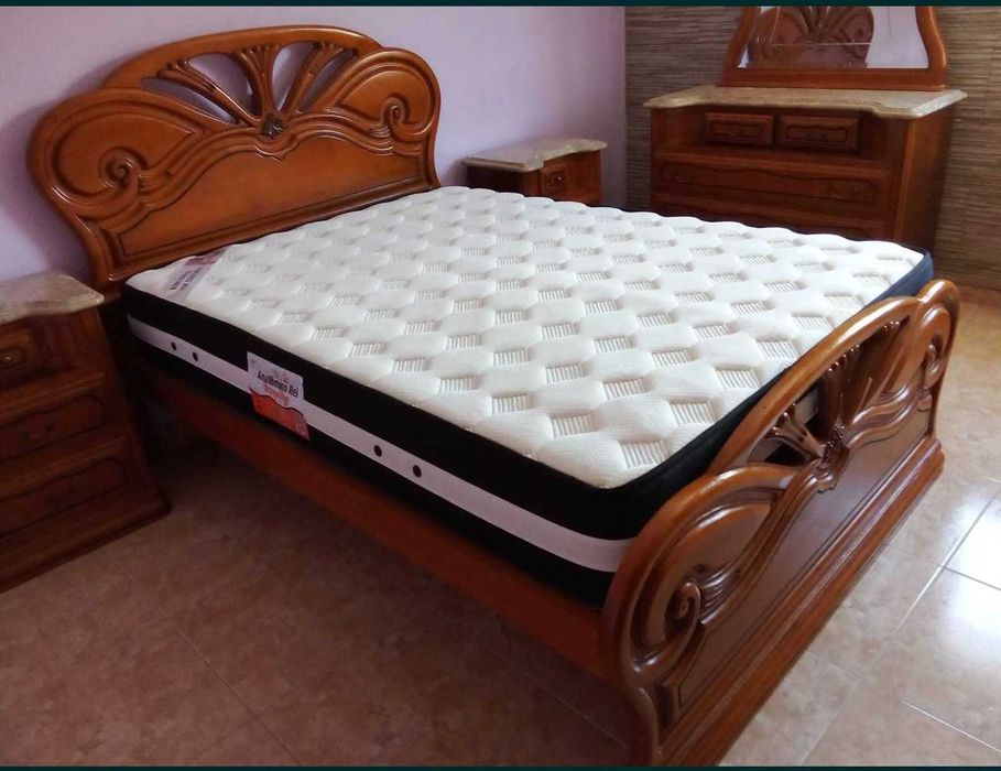 Mobília de quarto (de castanho) e colchão em bom estado de conservação