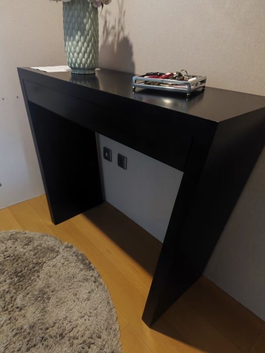 Consola de entrada ou aparador em wengué (tom castanho escuro) de linhas retas e design moderno