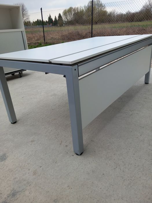 Biurko elektryczne z elektrycznie regulowanym blatem