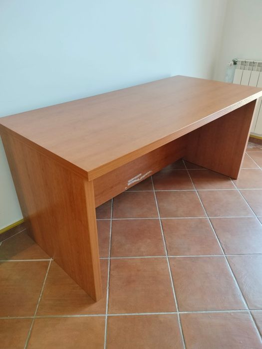 Secretária madeira - 1,60 Mt x 0,75 MT (comp. x larg.)