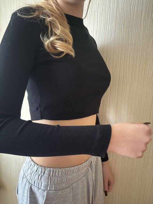 чёрный топ с длинным рукавом, рубчик