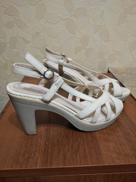 Продам босоножки кожаные
