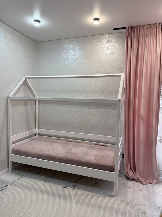 Дитяче ліжко  будиночок з матрацом