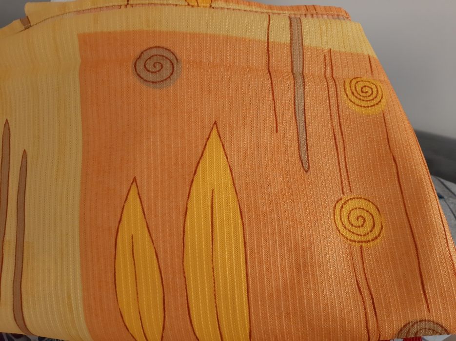 Dwie obszyte zasłony w słonecznych kolorach