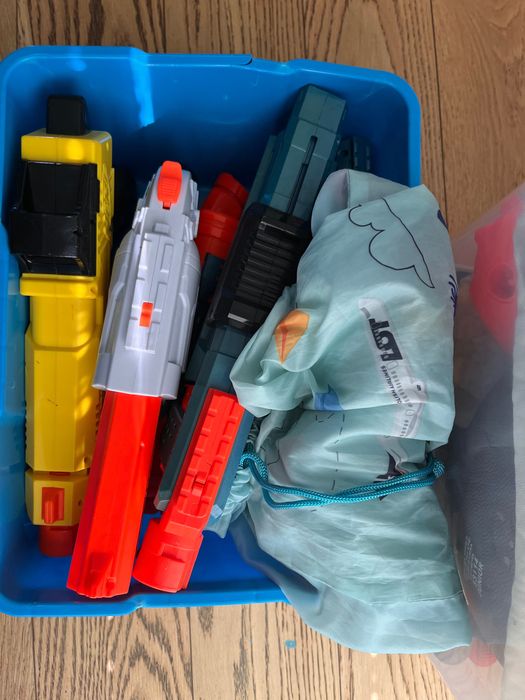 pistolety Nerf.
