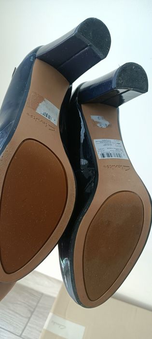 Buty skórzane na obcasie Clarks rozmiar 39 lakierowane