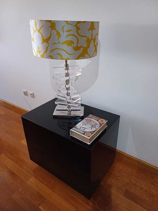 Mesa de apoio retangular em vidro em ótimo estado.