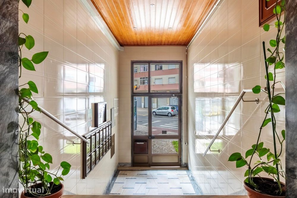 Apartamento T2 c/ Varanda em Agualva, Sintra