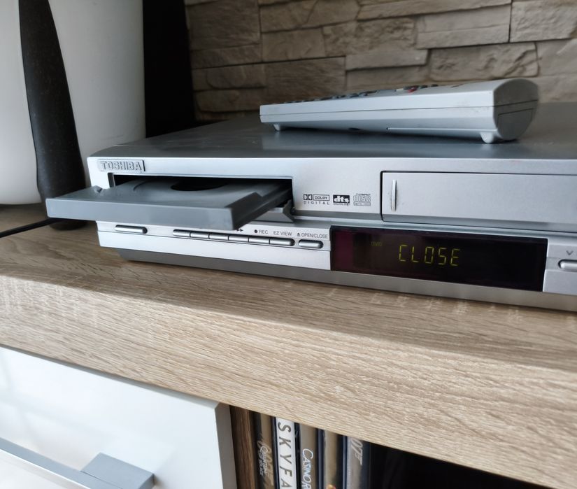 Magnetowid z DVD Toshiba SD-25VLSL