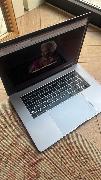 MacBook Pro 15” i7 (2017) | 16 GB RAM | 256 GB SSD