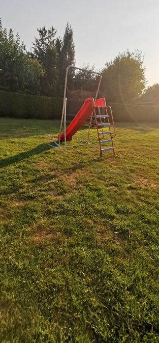 Domek drewniany zjezdzalnia i trampolina