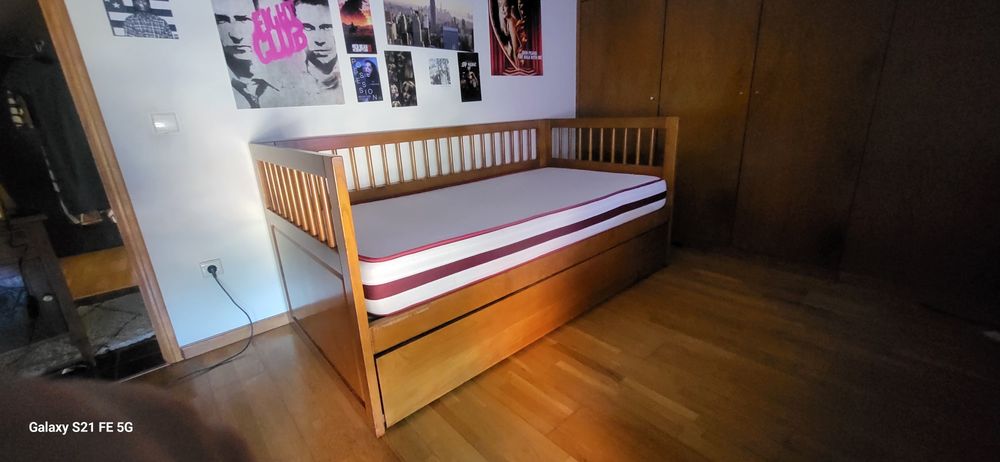 Cama de madeira maciça,  com gaveta