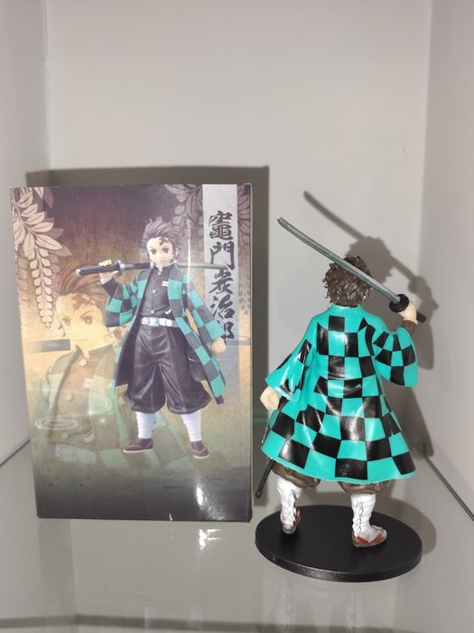 Figuras Demon Slayer com caixa