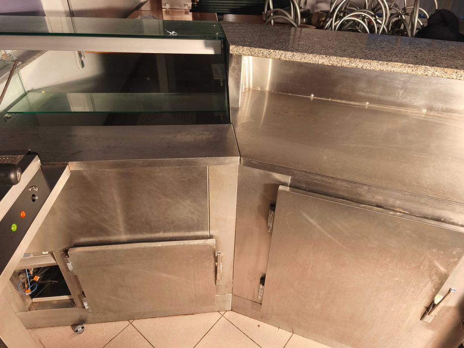 Balcão vitrine e prateleiras para snack bar ou café