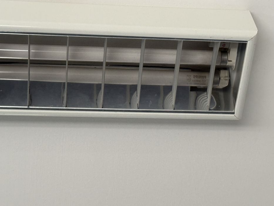 Luminárias de Teto Fluorescentes com Grelha