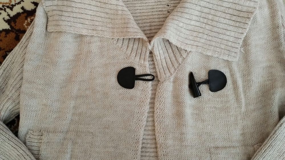 Sweterek beżowy na guzik roz. M.