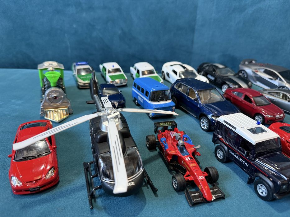 Zestaw samochodzików + helikopter + pojazdy specjalne