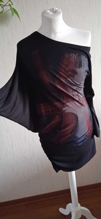 asymetryczna krótka sukienka w stylu punk-rockowym