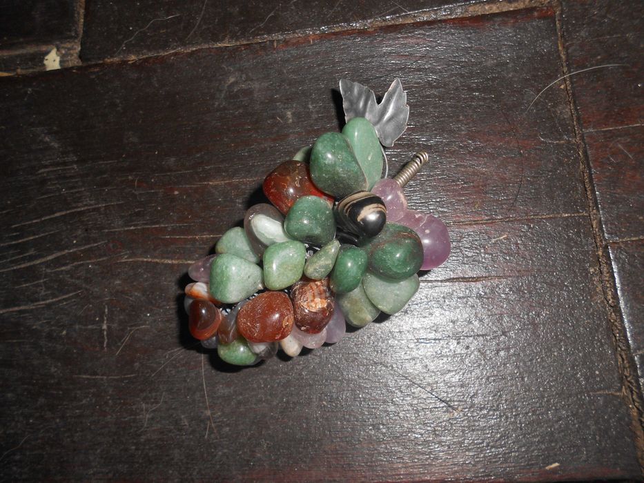 Cachos de uvas decorativos artesanais em pedra natural com cesto metal