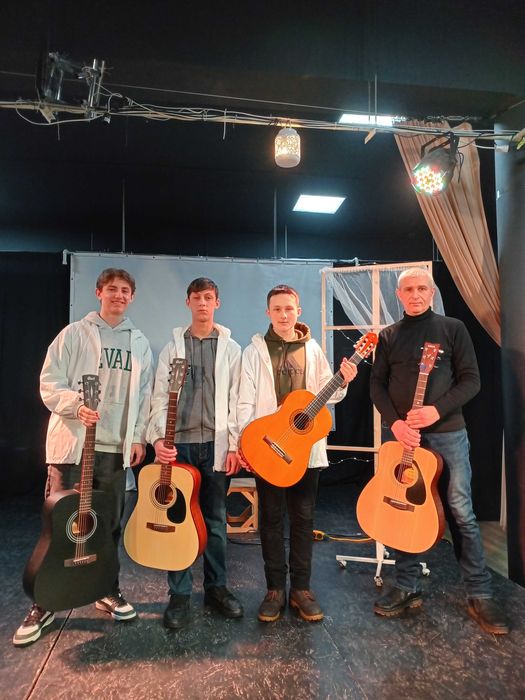 Уроки гри на гітарі. Уроки игры на гитаре. Обучение игре. Уроки гитары