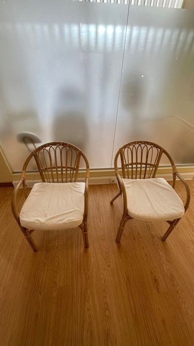 Dois cadeirões estilo rattan/bambu com almofadas - conjunto