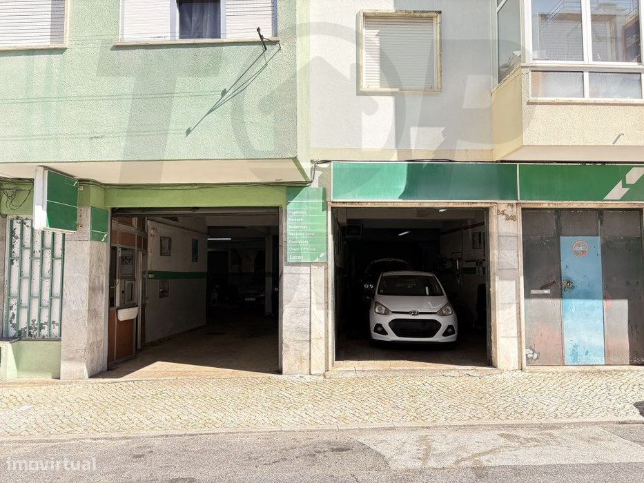 Turnkey Workshop with 2 Gates - Águas Livres, Amadora - €335,000