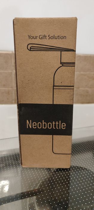Garrafa de Vidro com proteção de neoprene azul e logótipo Instal Plus