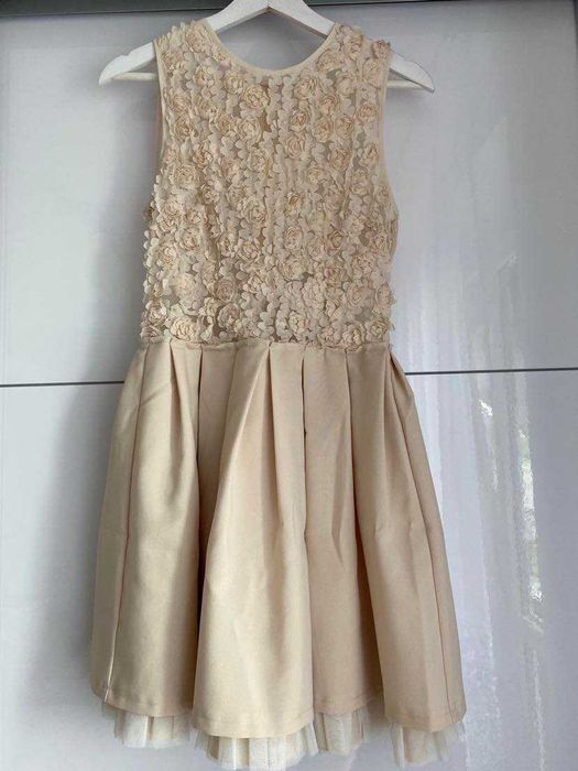 Beżowa sukienka 3D
