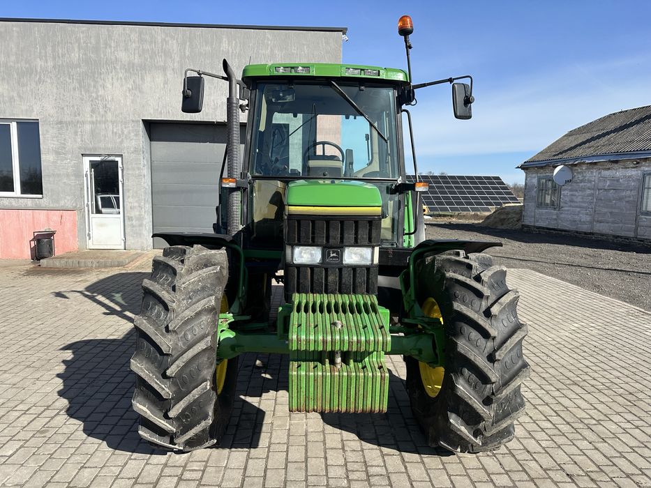 Трактор John Deere 6400