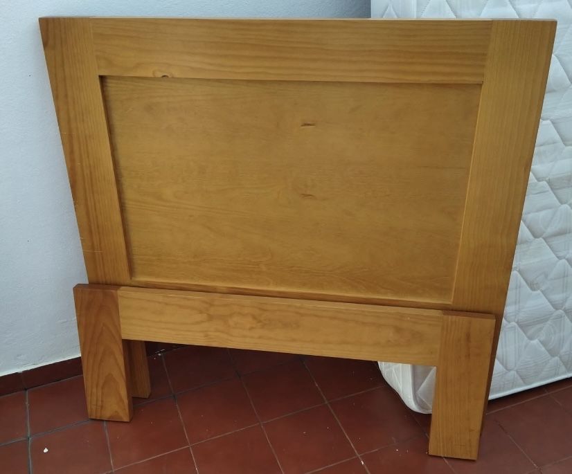 Cama solteiro em cerejeira