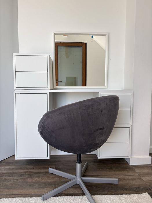 Białe szafki Eket Ikea toaletka lustro